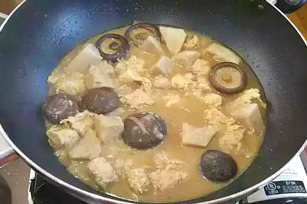 Stewed Chinese shiitake mushroom with gluten and taro
